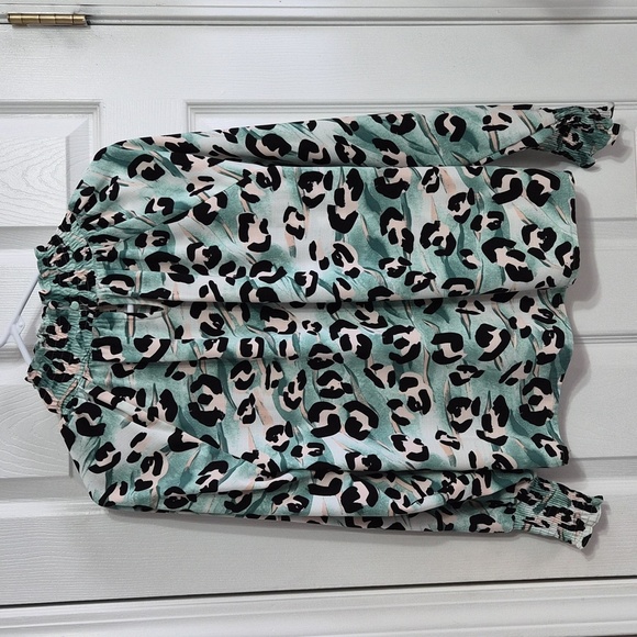 Nine West Long Sleeve Smocked Leopard Print Green Top Blouse Size Small - Picture 2 of 7